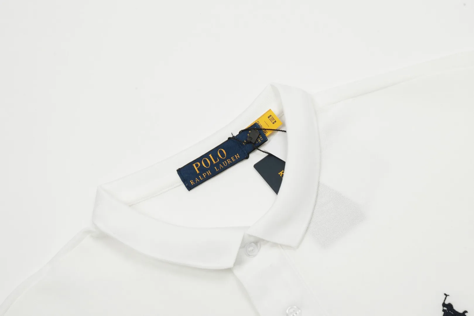 🅿️152 "Top quality" model DS001# (not off the shelves all year round) [Ralph Lauren classic pony embroidered lapel POLO short sleeves] ✅Ralph Lauren classic basic versatile POLO short sleeves ✅Main supplier platform live broadcast Wholesale entities will be replenished if out of stock, will not be removed from the shelves ✅ZP quality 1:1 version Scan the code to enter the GF website Z cabinet quality ✅Details and quality are the only one in Guangzhou Imported pique fabrics Focus on high-end Needless to say, cost-effective and good quality. ✅The version is restored to the original version. The maximum size can be worn up to 210 pounds. Loose, comfortable and stress-free. ✅Wear for work and life. Suitable for various occasions. A must-have for couples. Size: